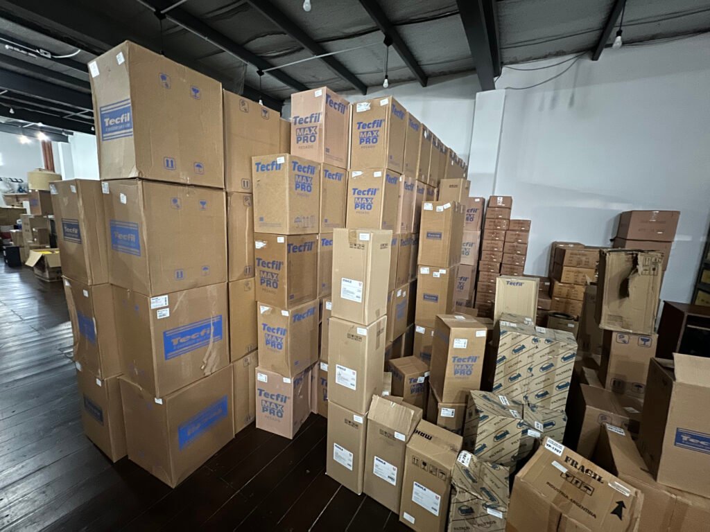 Depósito de Base Uno con repuestos para camiones Scania, Ford Cargo y Volkswagen ordenados por modelo